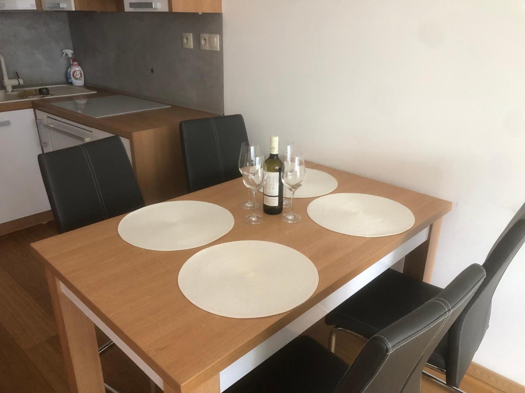 Downtown In The Heart Of The New Center, 4 Persons, Parking Apartament