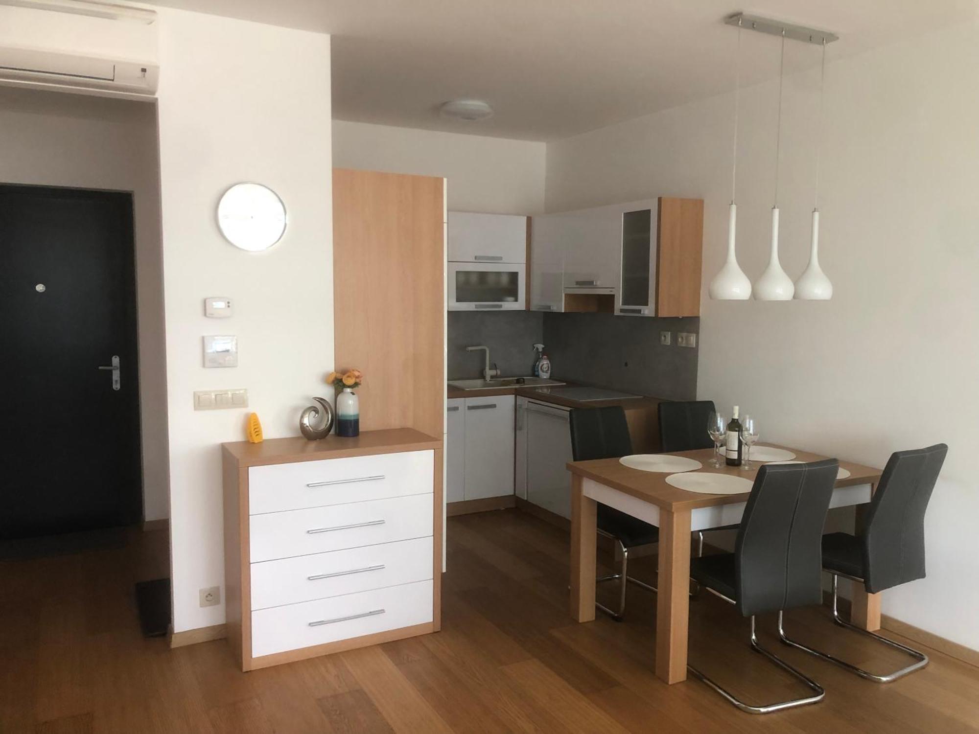 Downtown In The Heart Of The New Center, 4 Persons, Parking Apartament